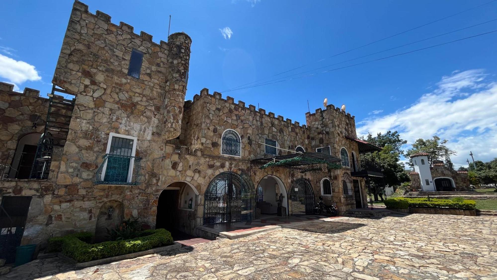 Hotel El Castillo Chinauta Exterior foto